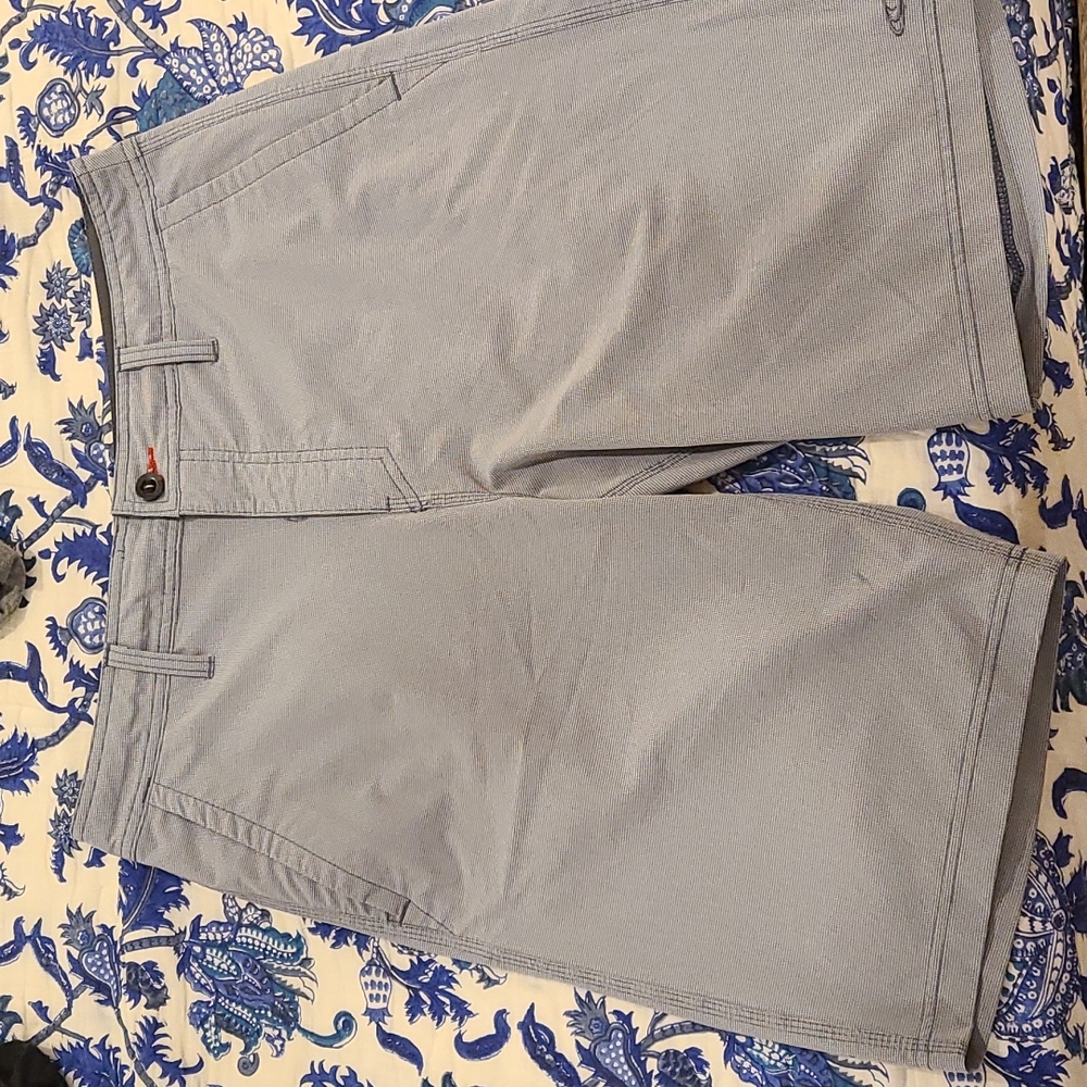 Men's 32waist, O'Neill hybrid shorts, like new,  gray